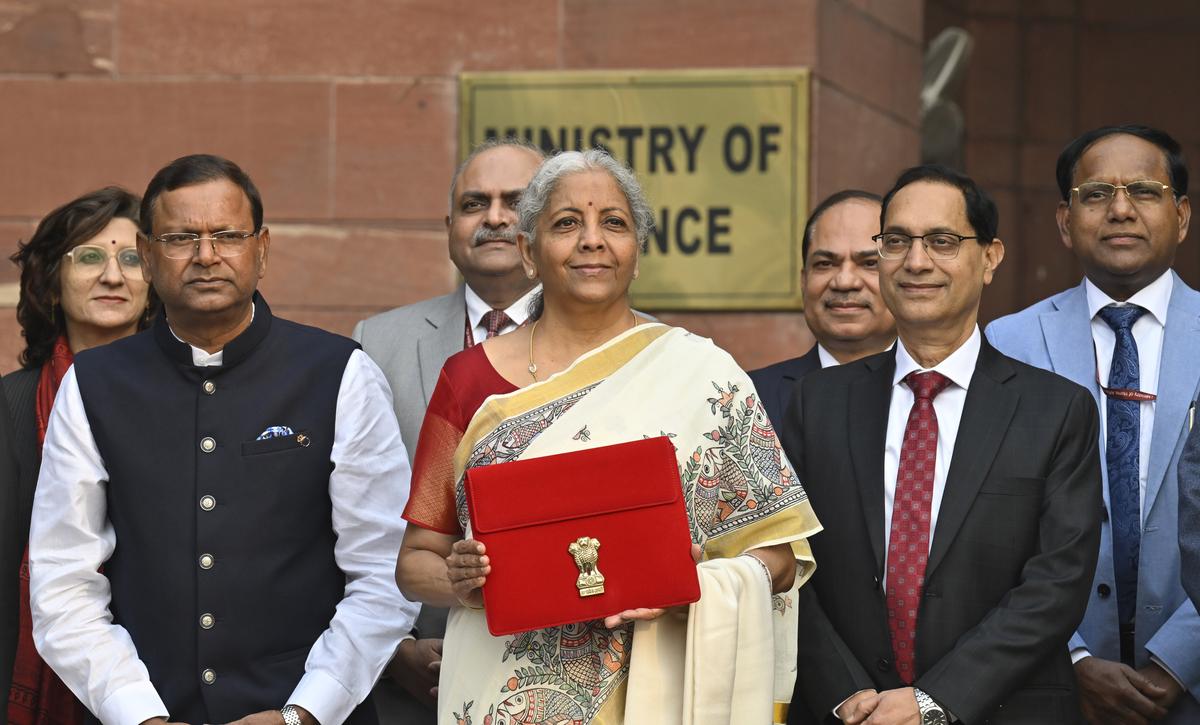 बजट में मिडिल क्लास के लिए बड़ा ऐलान, 12 लाख तक की कमाई पर कोई टैक्स नहीं