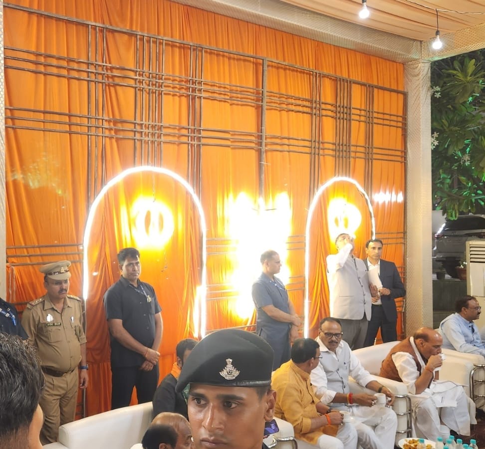 लखनऊ में रक्षा मंत्री राजनाथ सिंह ने कार्यकर्ताओं और प्रबुद्धजनों के साथ संवाद किया