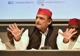 मुकुट-तलवार-गदा और गरजते अखिलेश भाजपा पर बरसे, कहा- सवाल पूछो तो पगड़ी उछाल देते हैं।