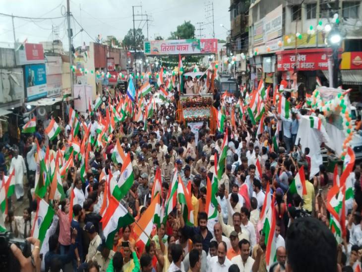 'तिरंगे' की छांव में कैसे रचे जा रहे हैं देशभक्ति और सियासत के नए समीकरण।