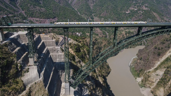 चिनाब से चली वंदे भारत, जोड़े दिलों को कश्मीर अब देश की रफ्तार में।