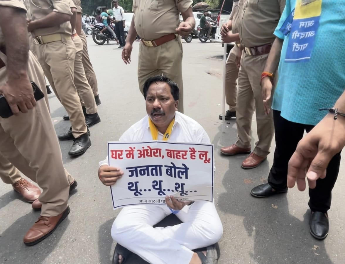 लखनऊ में आम आदमी पार्टी का बिजली कटौती और कानून व्यवस्था को लेकर बड़ा प्रदर्शन लखनऊ में आम आदमी पार्टी का बिजली कटौती और कानून व्यवस्था को लेकर बड़ा प्रदर्शन